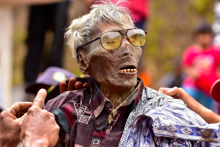 Ma'nene mummy festival, Indonesia / Photo, 2015.