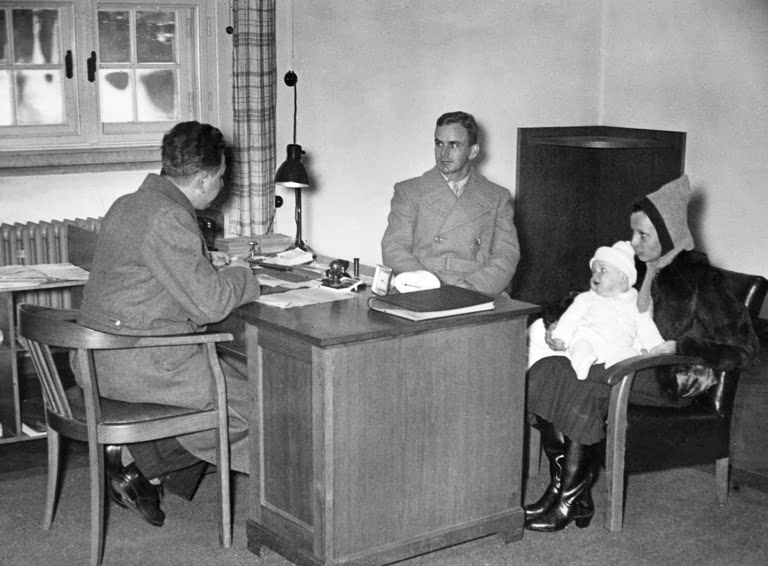 Medical advice in the Berchtesgaden home for those returning home / photo 1940s