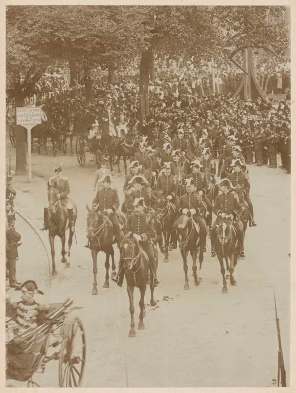Royal escort on Frederiksplein in Amsterdam during the arrival of Queen Wilhelmina