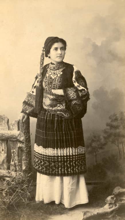 Albanian woman from Smyrna / Photo, prior to 1899.